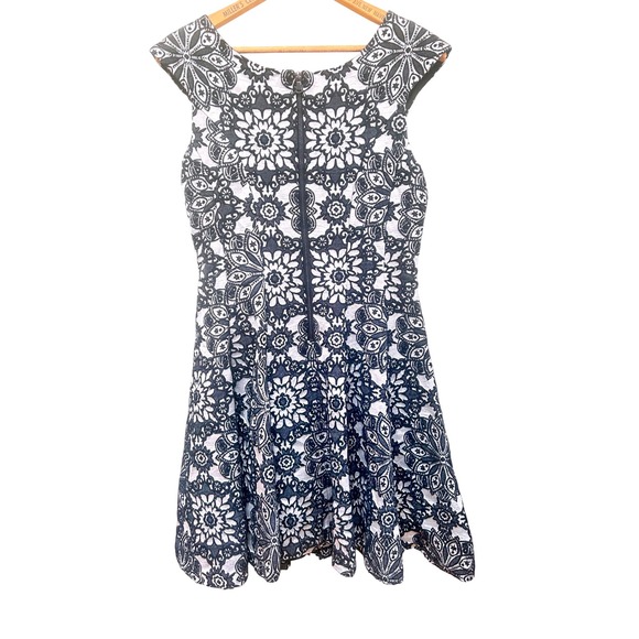 Betsey Johnson Black White Lace Medallion Fit Flare Dress Cap Sleeve Metallic 2 - Picture 5 of 6